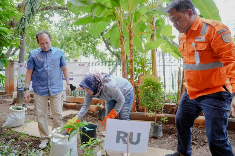 Peringati Hari Bumi, KAI Services Lakukan Sejumlah Langkah Cinta Bumi