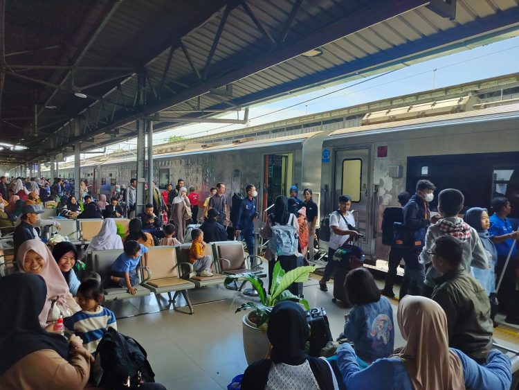 KAI Diserbu! Tiket KA Capai 113% di Hari Pertama Jelang Libur Panjang Paskah