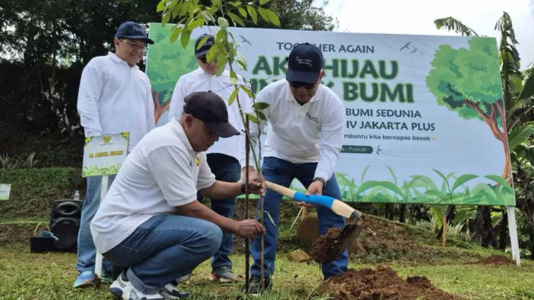 Alumni PTPN IV Jakarta Plus Bersama Bank Pohon Nusantara Tanam Ratusan Pohon di Sungai Ciliwung