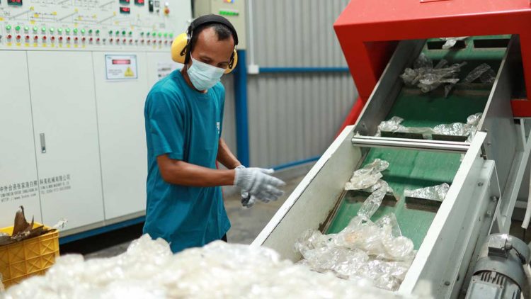 Wagub Nyanyang Tinjau Inovasi Daur Ulang Sampah Plastik