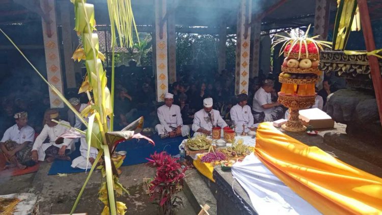 Masyarakat Tengger Rayakan Hari Raya Kuningan 2025 dengan Lantunkan Pujian kepada Tuhan