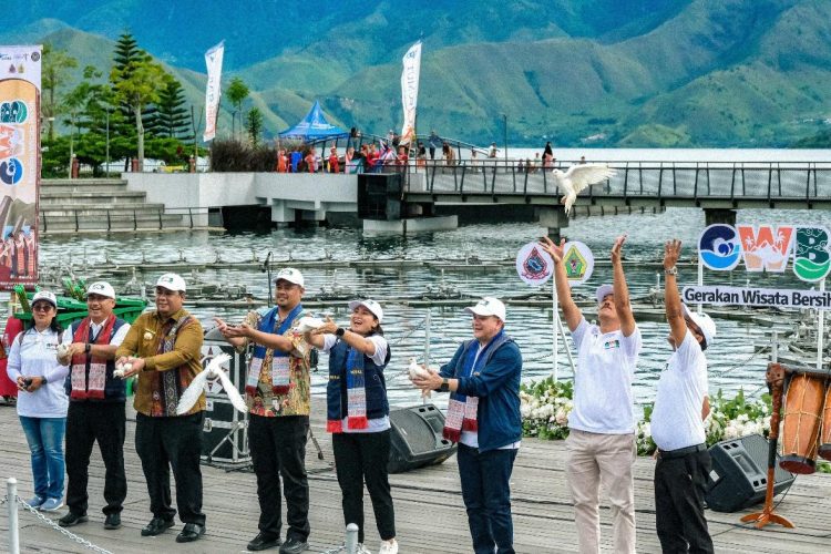 Gerakan Wisata Bersih di Danau Toba, Komitmen Wujudkan Pariwisata Berkualitas