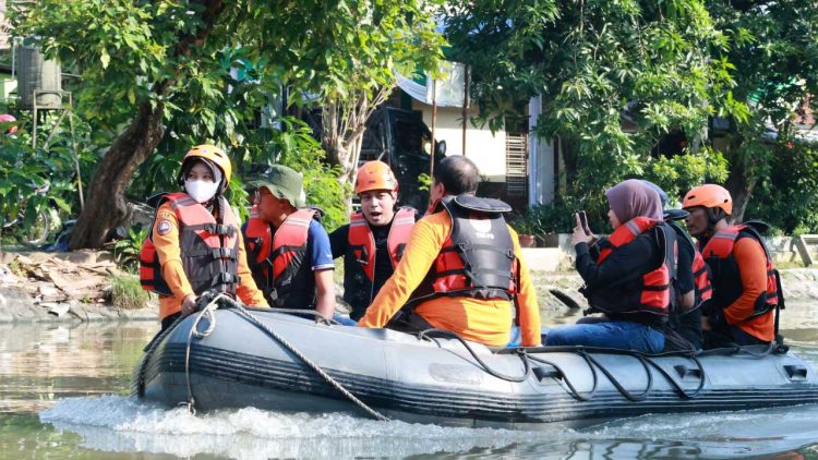 Wali Kota Surabaya Himbau Warga Bersihkan Sungai Kalimas dalam Rangka Hari Bumi