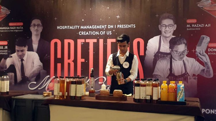 Mahasiswa Perhotelan Unair Gelar Kompetisi Racik Mocktail
