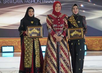 Dekranasda Banyuasin Tampilkan “Bajumpe Pedade Serangkai” di Kriya Sriwijaya Fashion Parade 2025