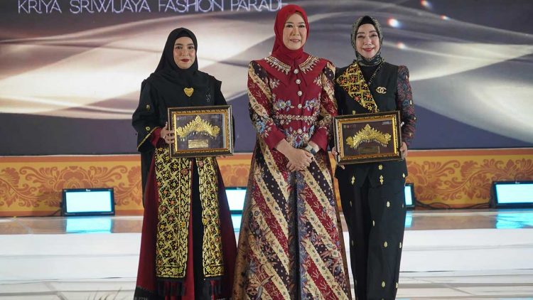 Dekranasda Banyuasin Tampilkan “Bajumpe Pedade Serangkai” di Kriya Sriwijaya Fashion Parade 2025