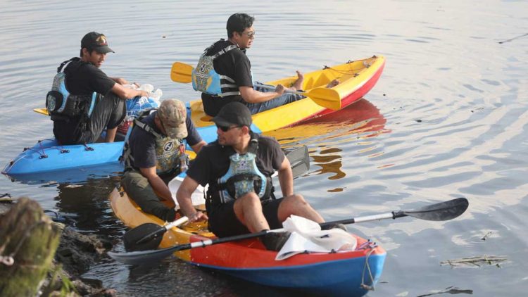 Ratusan Orang Lintas Lembaga Jalankan Aksi Bersih Danau Siombak di Medan