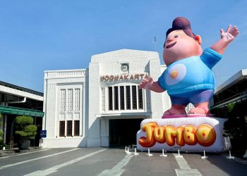 Balon Jumbo Dolan Neng Jogja, Sambutan Kreatif KAI di Depan Stasiun Yogyakarta