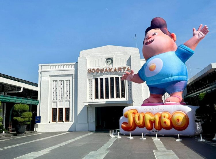 Balon Jumbo Dolan Neng Jogja, Sambutan Kreatif KAI di Depan Stasiun Yogyakarta