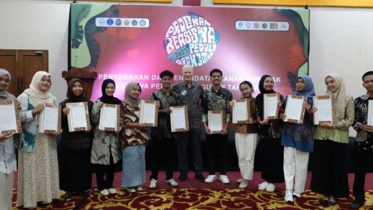 Dua Belas Mahasiswa Terima Beasiswa Peduli Orangutan 2025