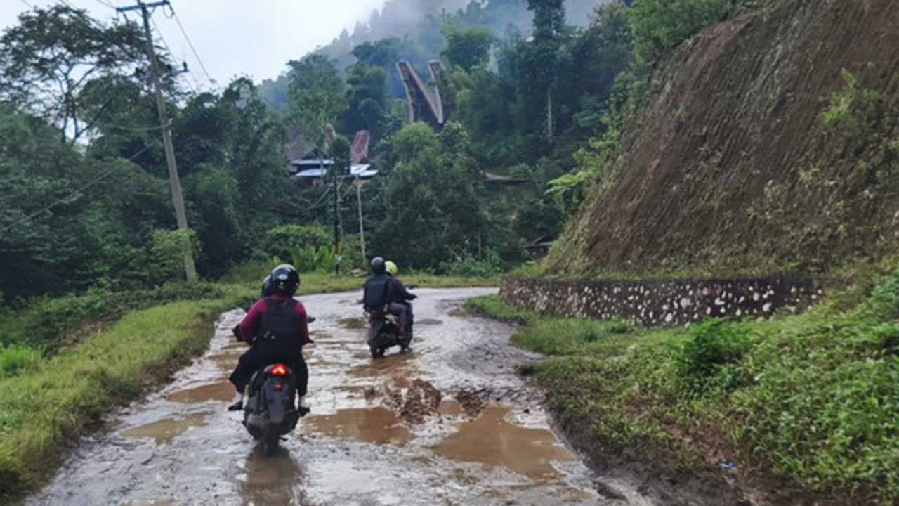 Akses Jalan Rusak Menuju Makam Pongtiku Perlu Penanganan Serius – Kabar ...