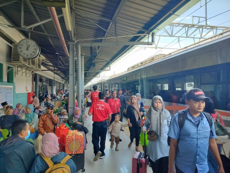 Libur Sekolah Rata-rata Okupansi Kereta Capai 125%, Penjualan Tiket Diskon Tembus 2,35 Juta