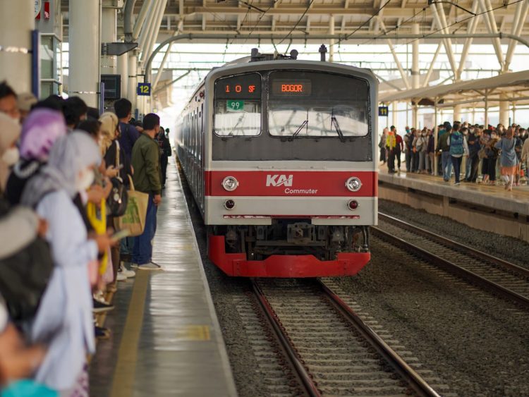 KAI Commuter Layani 166,4 Juta Pengguna Commuter Line Jabodetabek Pada Semester I 2025