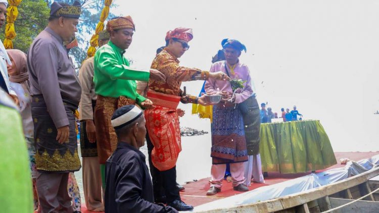Ribuan Warga Padati Jamu Laut Menteri Fadli Zon Dorong Jadi Warisan Budaya