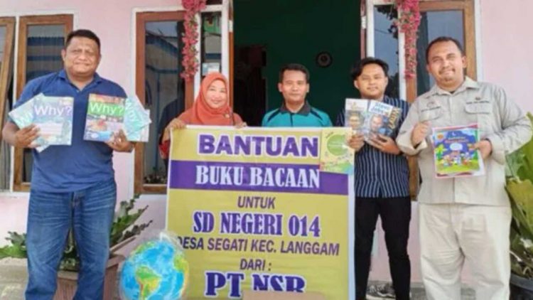 PT NSR Serahkan Bantuan Literasi untuk SDN 014 Desa Segati