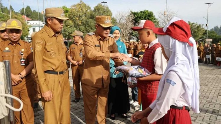 Walikota Sungai Penuh Launching Program Seragam Sekolah Gratis untuk Seluruh Siswa Baru