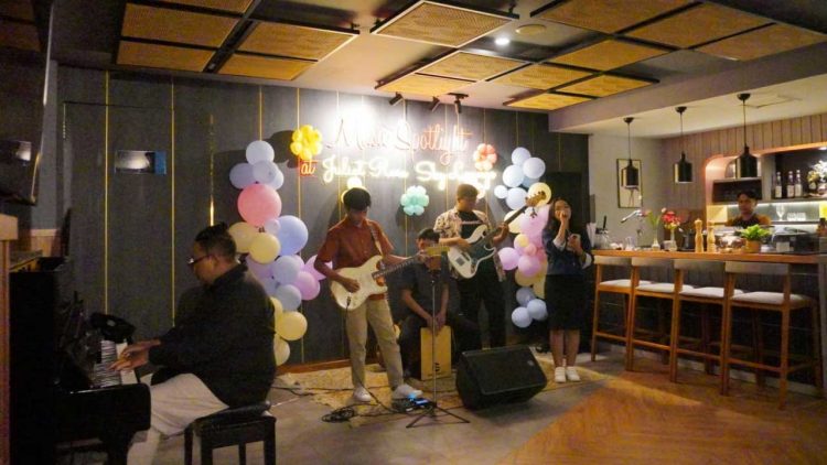 Aston Inn Jemursari Perkuat Ruang Ekspresi Komunitas Kreatif Lewat Jazz dan Seni Rupa