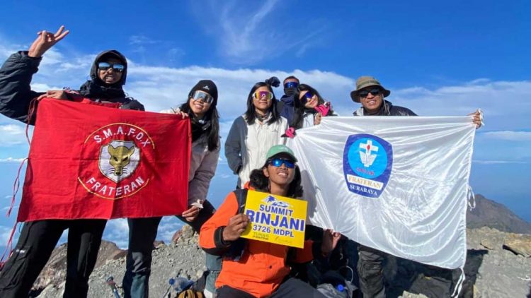 Siswa SMAK Frateran Surabaya Jalani Latihan Karakter di Gunung Rinjani