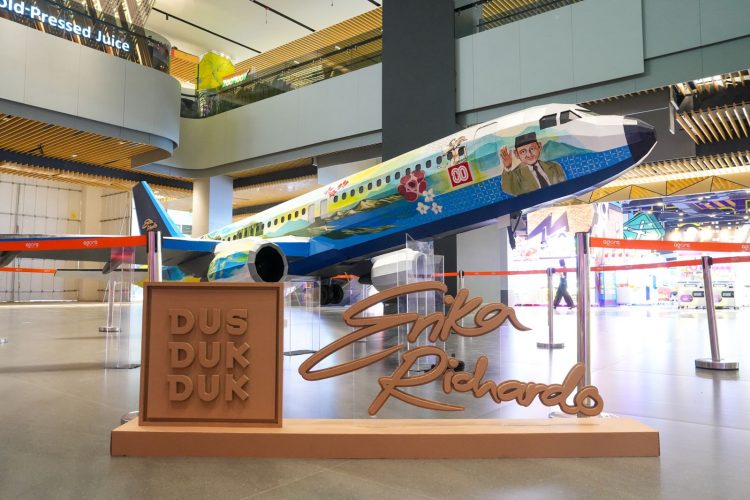 Replika Pesawat Berbahan Kardus Raih Rekor MURI