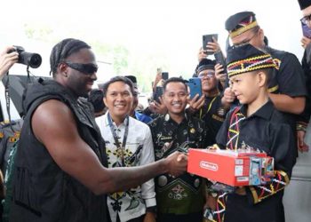 Melly Mike Bawa Kejutan untuk Bocah Viral Dikha di Festival Pacu Jalur Kuansing