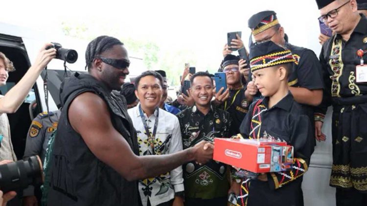 Melly Mike Bawa Kejutan untuk Bocah Viral Dikha di Festival Pacu Jalur Kuansing