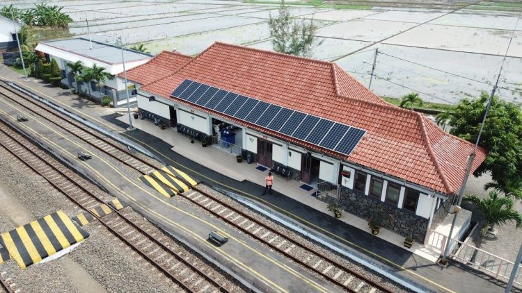 Manfaatkan Energi Surya, KAI Hemat Hingga Rp2,5 Miliar Kurangi 1.400 Ton Emisi CO₂ per Tahun