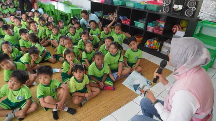PLN Mendongeng di TK Widya Santhi Edukasi Keselamatan Listrik Sejak Dini