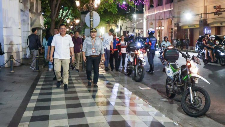 Jalan Tunjungan Resmi Bebas Parkir Tepi Jalan Umum