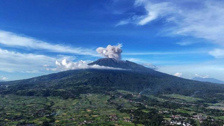 Gunung Marapi Erupsi Hasilkan Kolom Abu Setinggi Seribu Meter