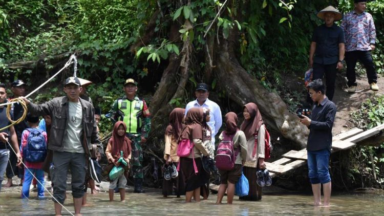 Pemkab Aceh Tengah Prioritaskan Perbaikan Jembatan Gantung Putus di Rusip Antara