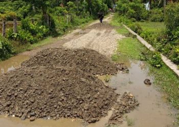 Plt Keuchik Aceh Selatan Perbaiki Jalan Rusak dengan Uang Pribadi