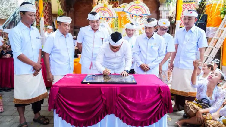 Bupati Badung Hadiri Upacara Melaspas di Pura Kantor Perbekel Sibang Gede