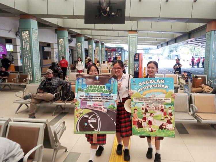 Siswa Tarakanita Jakarta Peringati Hari Ozon Internasional & HUT ke-80 PT KAI di Stasiun Pasar Senen