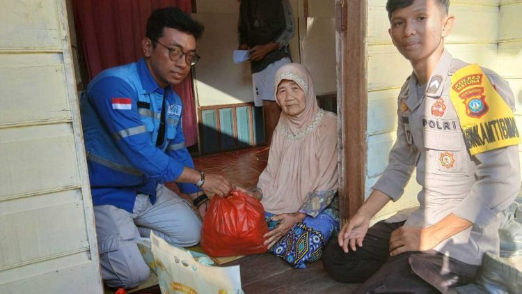 MMI Salurkan Bantuan Sembako untuk Warga Terdampak Tambang Kuarsa di Natuna