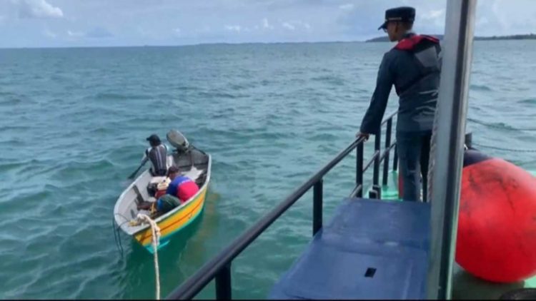 Dua Nelayan di Selat Riau Diselamatkan Setelah Kehabisan BBM