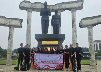 Hotel 88 Embong Malang Gelar Aksi Nyata untuk Tugu Pahlawan Bersih