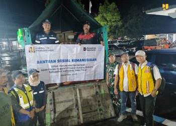 Kementerian PU Salurkan Bantuan Sosial Bagi Pengungsi Erupsi Gunung Semeru Lumajang