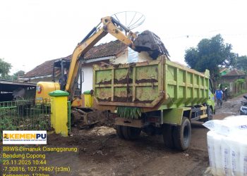 Mobilisasi Alat Berat Kementerian PU Pembersihan Pascabencana Banjir Bandang di Cisurupan Garut