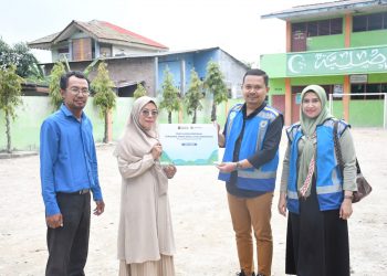Perkuat Komitmen Keberlanjutan, JNT Salurkan Bantuan Sarana Pendidikan dan Ibadah di Sekitar Ruas Tol Belmera