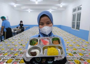Padang Salurkan Makanan Bergizi untuk Pengungsi Banjir dan Longsor