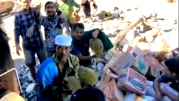 Durian Warga Ekan Hangatkan Misi Kemanusiaan TNI AU