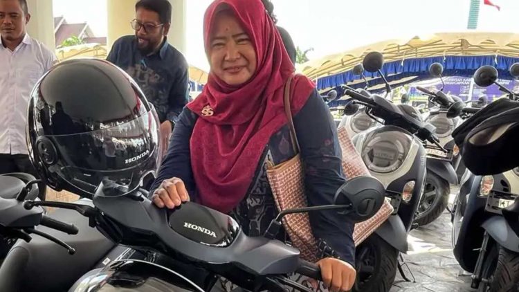 Pemkab Kutai Timur Serahkan Motor Operasional dan Bankeudes untuk Perkuat Peran RT