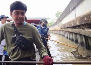 Insan PLN Bersama Wali Kota Bersihkan Sungai Karang Mumus