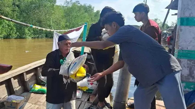 LazisKU Tembus Arus Sungai Wampu Salurkan Bantuan untuk Warga Tanjung Pura