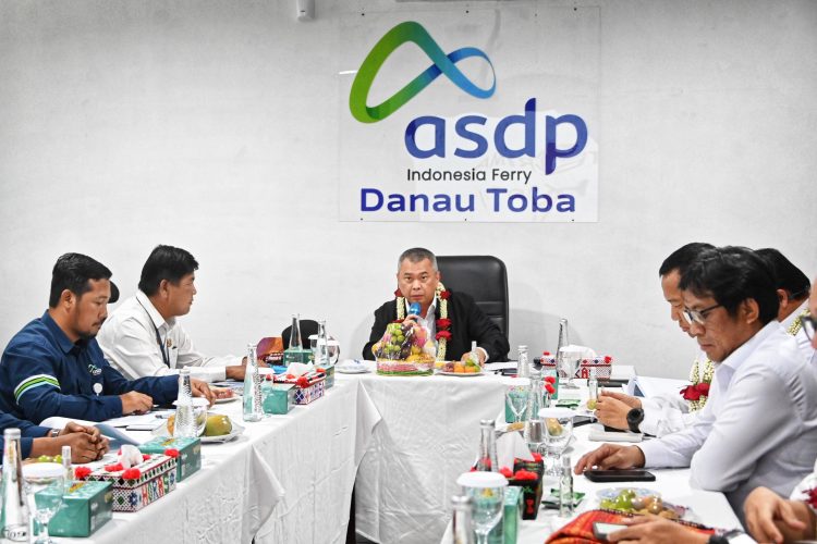 Tinjau Pelabuhan Ajibata, Menhub Dudy Pastikan Kesiapan Nataru di Toba