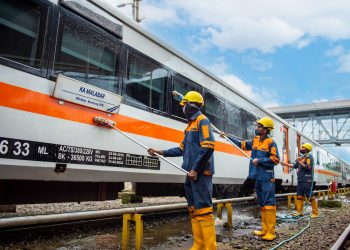 Pastikan Keberrsihan Kereta saat Nataru, KAI Services Siagakan 2314 Petugas Cuci Kereta