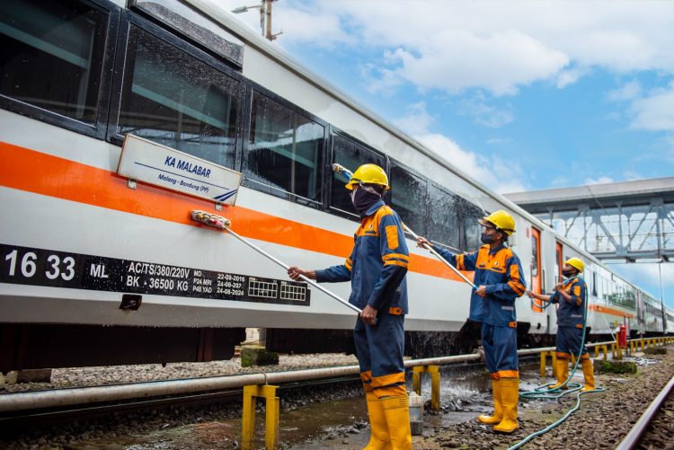 Pastikan Keberrsihan Kereta saat Nataru, KAI Services Siagakan 2314 Petugas Cuci Kereta