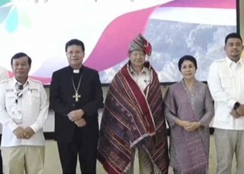 HKBP Sematkan Ulos Harungguan kepada Hashim Djojohadikusumo