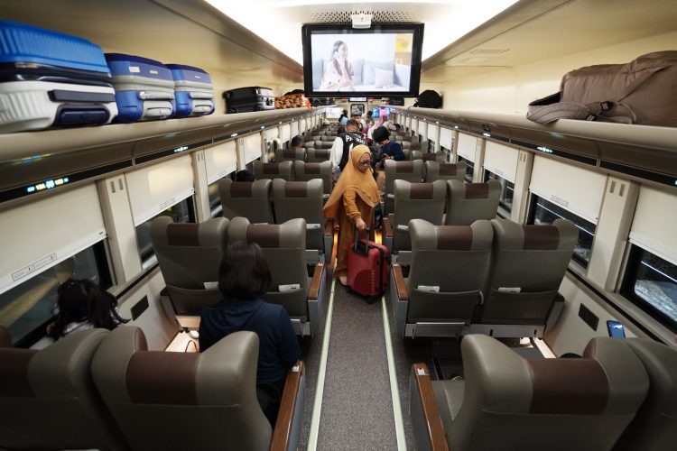 Mulai Hari Ini, KAI Operasikan Rangkaian Stainless Steel New Generation di KA Gajayana dan Parahyangan