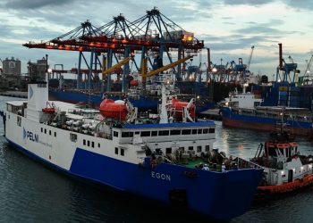 KM Egon Selamatkan 18 Kru Kapal Swasta Tenggelam di Laut Jawa